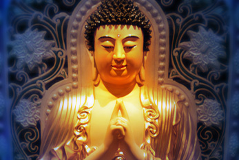 Une statue de Bouddha d'or à la naissance de Bouddha devant un fond bleu.