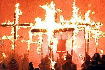 Brûler Croix: Procession des martyrs traverse au cours de la nuit de feu.