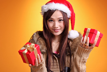 Une jeune femme avec deux petites boîtes de cadeaux sur le Boxing Day.