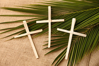 Croix palmiers et des branches de palmier symbolisant réel le dimanche des Rameaux.