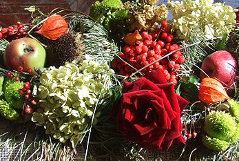 Fleurs et fruits comme décoration pour le jour d'action de grâce pour les moissons et les récoltes.