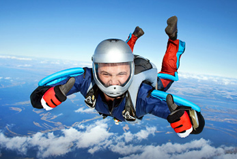 Un parachutiste dans l'air.