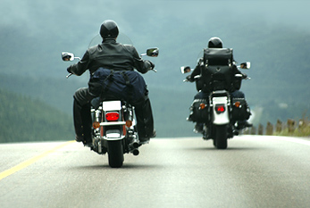 Deux motards sur la route.