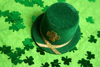 Avec la Saint-Patrick, la couleur verte est associée. Les symboles connus sont trèfle vert et vêtements, y compris, par exemple, un chapeau vert appartient.