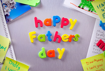 Aimants de lettre sur un réfrigérateur, qui forment la phrase "jour de joyeux père".