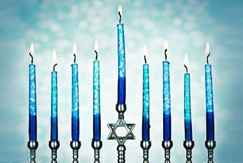 Un Hanoucca Menorah avec des bougies allumées.