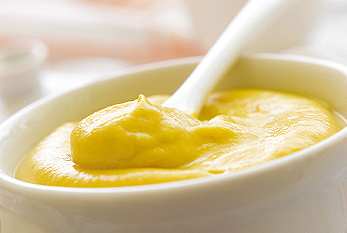 Jaune moutarde dans un bol blanc.