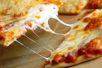Gros plan d'une pizza au fromage.