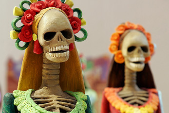 Statuette inspirée de la Calavera de la Catrina est l'un des personnages devenus traditionnels du Jour des morts.