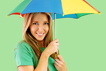 Une femme qui a ouvert un parapluie dans une chambre verte.