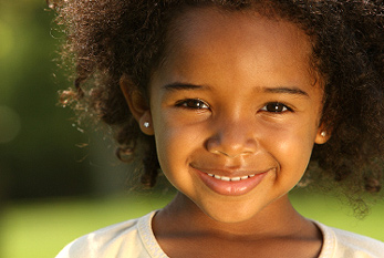 Petite fille souriante.