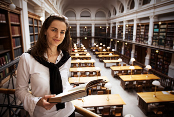 Étudiant dans une bibliothèque