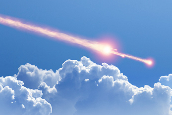 Meteor contre un ciel bleu et les nuages. La cause de l'événement de Tunguska, l'explosion d'un astéroïde ou d'une comète est suspectée.