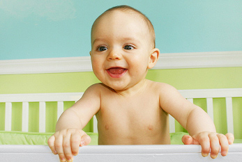 Bébé garçon jouant dans une crèche.