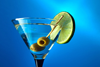 Martini dans un verre à cocktail avec deux olives.