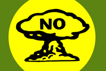 Un cercle jaune avec un nuage atomique et le mot "Non" en elle, devant un fond vert.