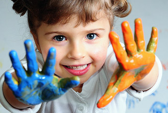 Enfant heureux sur la Journée internationale des enfants.