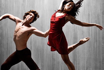 Deux danseurs de la danse forment la danse moderne.