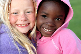 Deux filles avec couleur de peau différente, tolèrent les uns les autres.