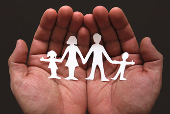 La famille en tant qu'unité d'être protégé: papier silhouette d'une famille tenu par deux mains.