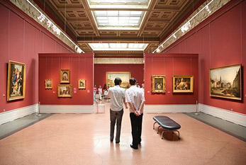 Les visiteurs dans un musée.