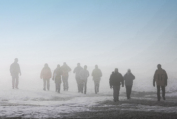 Des silhouettes humaines qui disparaissent dans le brouillard.