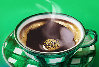 Café dans une tasse verte.