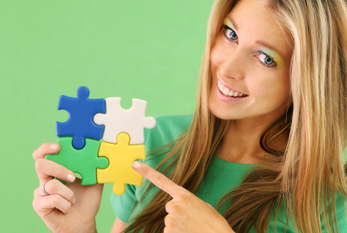 Une femme avec quatre grandes pièces de puzzle.