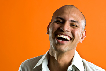 Un jeune homme en riant lors de la Journée du rire mondiale.