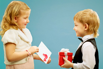 Deux enfants se donnent des cadeaux de gentillesse.