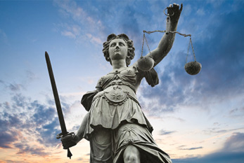 Statue de Justitia, la déesse romaine de la justice et le système juridique.