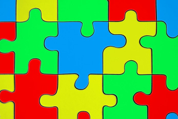 Un puzzle coloré est souvent utilisé pour sensibiliser les gens à l'autisme.