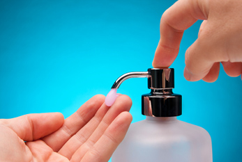 Un homme se laver les mains avec du savon liquide.