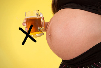 Enceinte et de la bière: il ne faut pas! Même les plus petites quantités d'alcool peuvent causer des dommages permanents à l'enfant à naître.