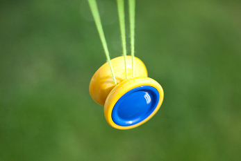 Un yo-yo bleu et jaune.
