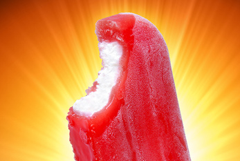 La glace d'eau à la fraise avec le remplissage de crème glacée.