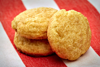 Trois biscuits au sucre sur une nappe rouge et blanc.
