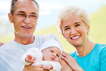 Les grands-parents avec leurs petits-enfants.