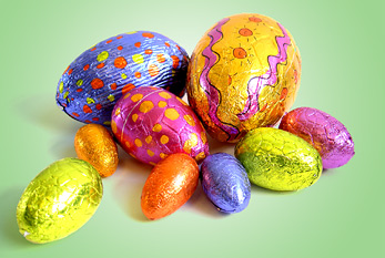 Différents grands, colorés brillants oeufs de Pâques.