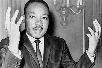 Martin Luther King lors d'une conférence de presse en 1964.