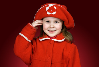 Enfant avec manteau rouge et un chapeau rouge.