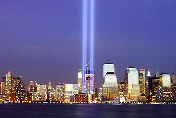 Deux colonnes de lumière dans le ciel de New York, qui nous rappellent les tours jumelles du WTC détruites (en 2004).