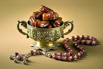 Misbaha (perles de prière) et les dates dans un bol pendant le Ramadan.