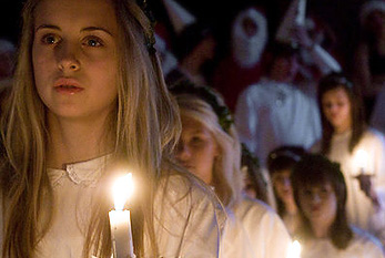 Procession à la célébration Lucia en Suède.