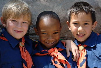 Trois jeunes scouts en uniforme et les insignes des Boy Scouts of America.