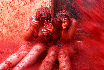 Deux femmes au cours de la Tomatina