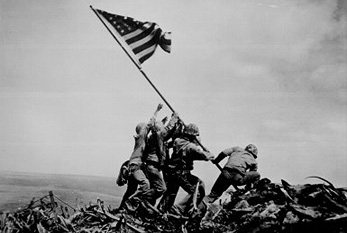 Soldats américains hissent le drapeau américain sur Iwo Jima.