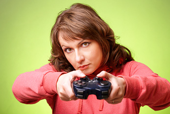 Une femme en jouant à un jeu vidéo.
